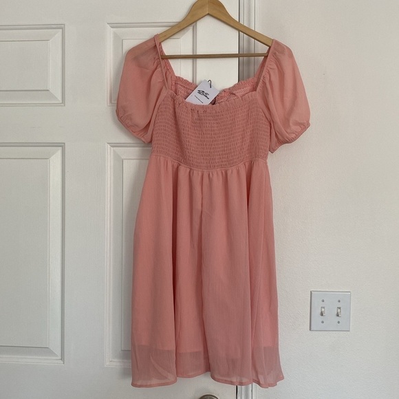 Byinns Dresses & Skirts - Byinns NWT sweetheart neckline smocked dress.
